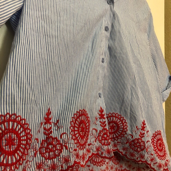 Cropped button-up embroidered blouse - Picture 2 of 3